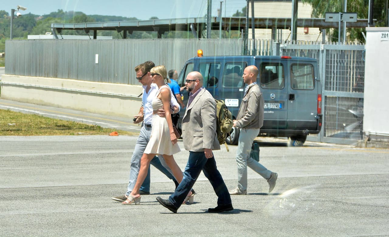 Tom tomaba de la cintura a su chica.