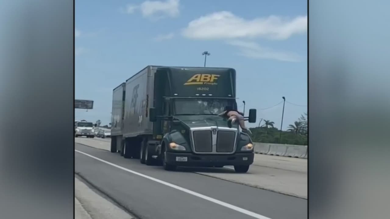 Se cuelga encima de un camión que se desplaza por la Turnpike y todo queda captado en cámara