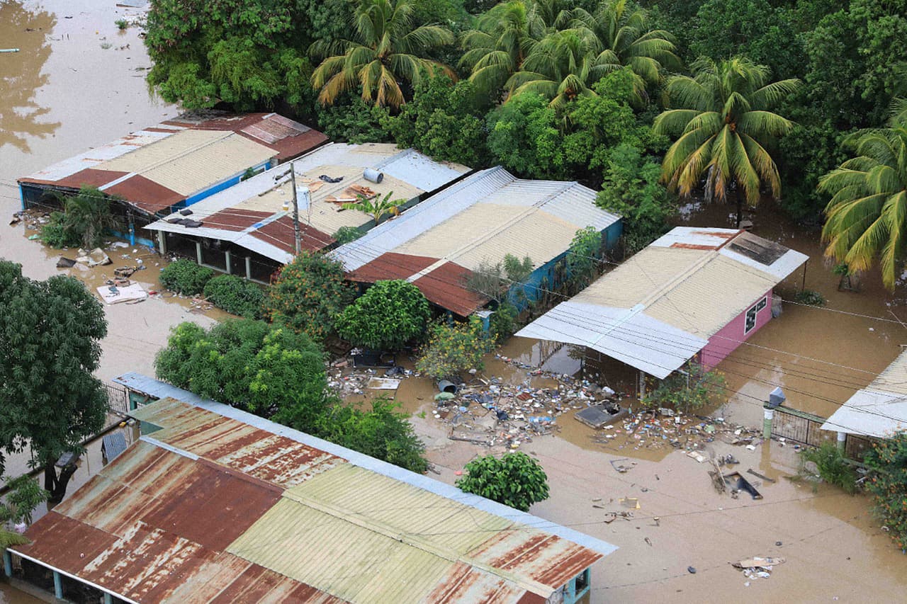 Las precarias construcciones fueron azotadas por los vientos y las lluvias del potente ciclón. Muchas de ellas han quedado cercadas de escombros flotantes.
