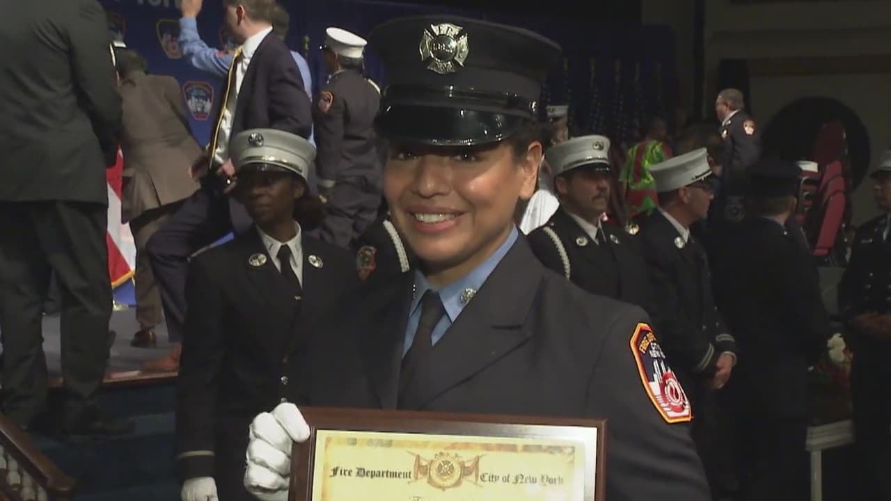 Carla Mendoza, la única hispana en la más reciente graduación de bomberos en Nueva York