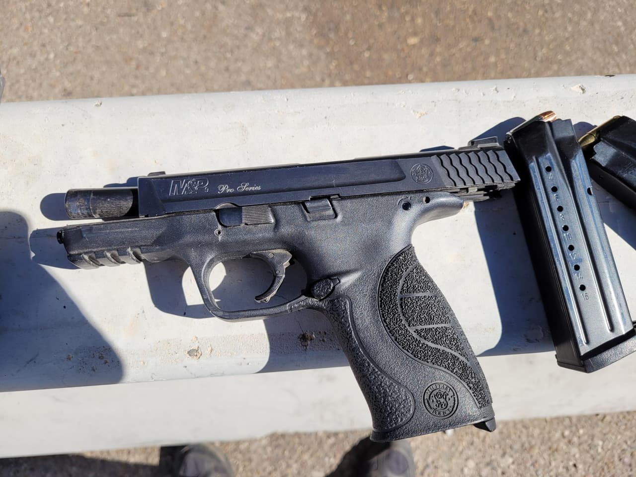 Los agentes han incautado varias armas cargadas a los traficantes cruzan la droga.