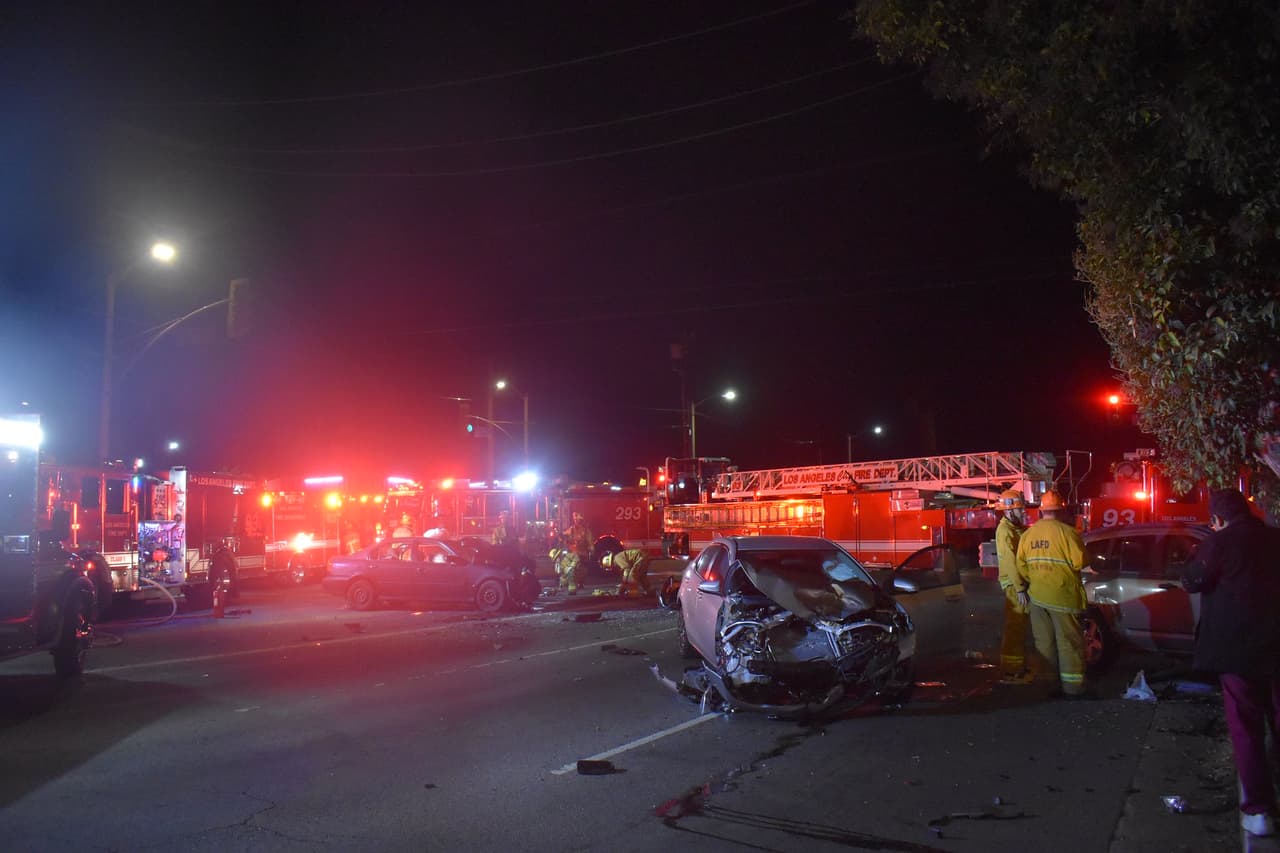17 de diciembre: Cinco carros se vieron involucrados en un accidente en Reseda. Una persona quedó atrapada dentro de uno de los vehículos.