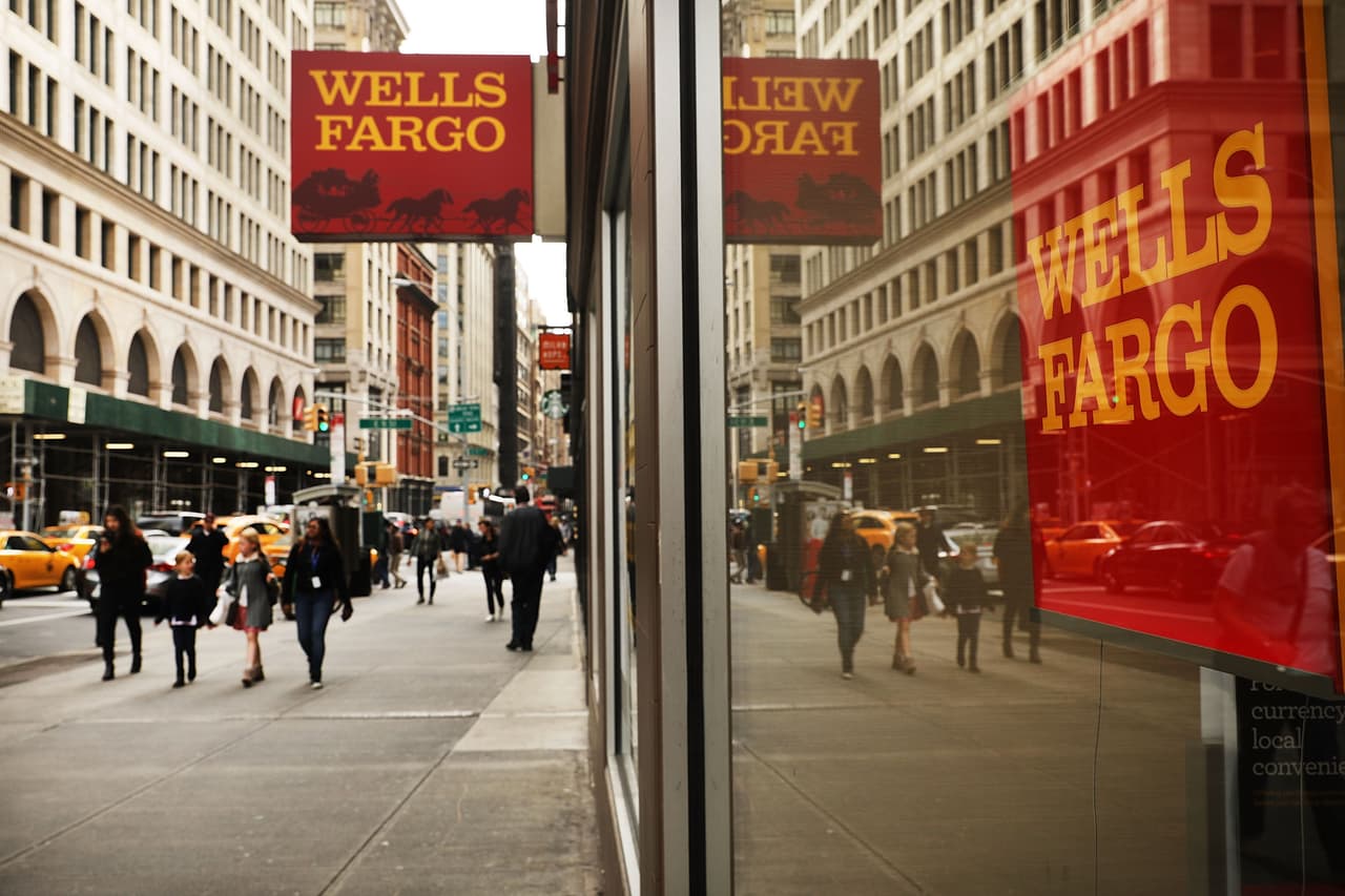 En el número 
<b>11 de la lista aparece Wells Fargo.</b> El escándalo surgido en 2016 que reveló malas prácticas en la compañía indignó a muchos estadounidenese este año cuando se conoció que empleados del banco abrieron hasta 3.5 millones de cuentas sin el consentimiento de los clientes.