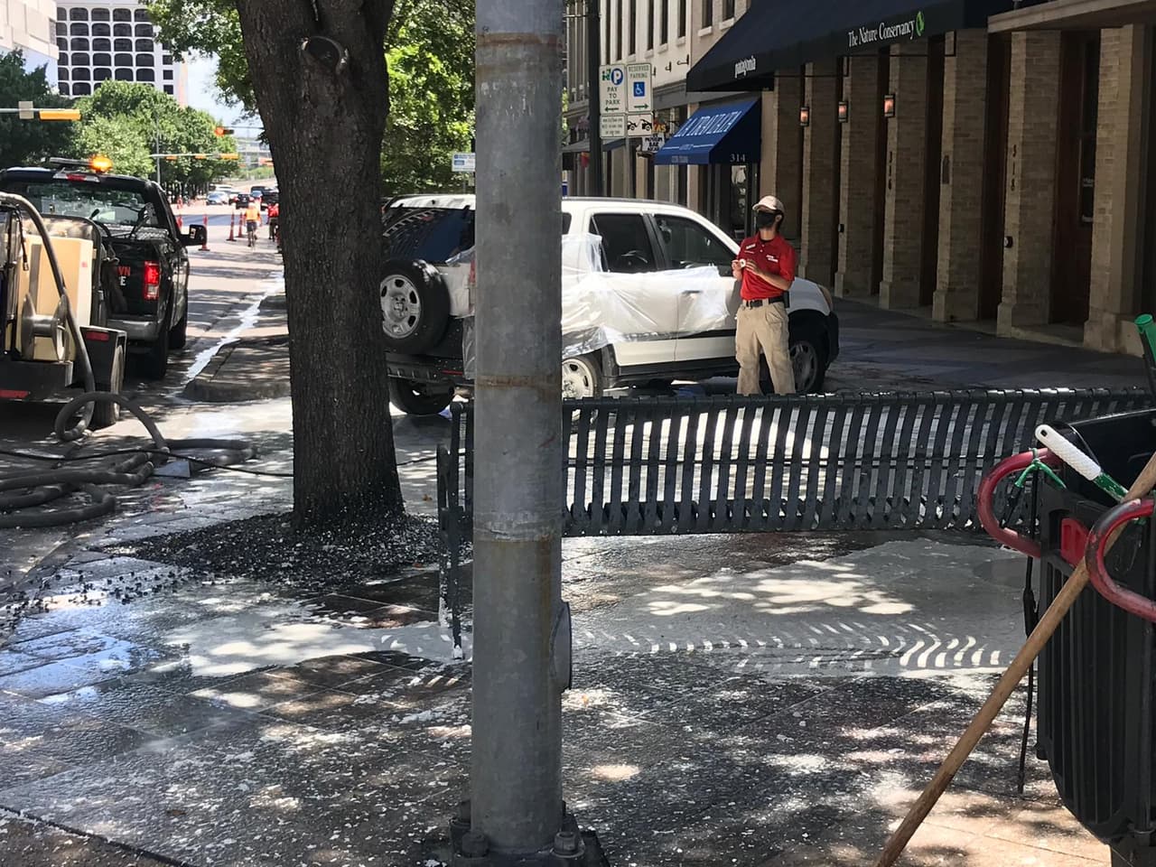 El hombre del video indicó que 10 galones no era suficiente pintura y dijo que usaría "aguas residuales la próxima vez".