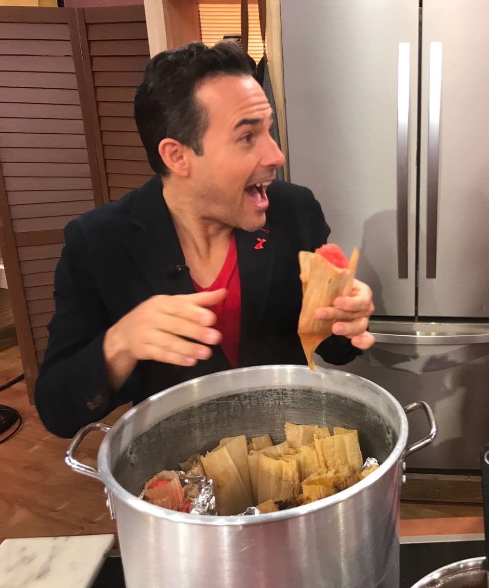 Sin que nadie lo viera, Carlos pasó por un tamal para el camino. Parece que estaban deliciosos.