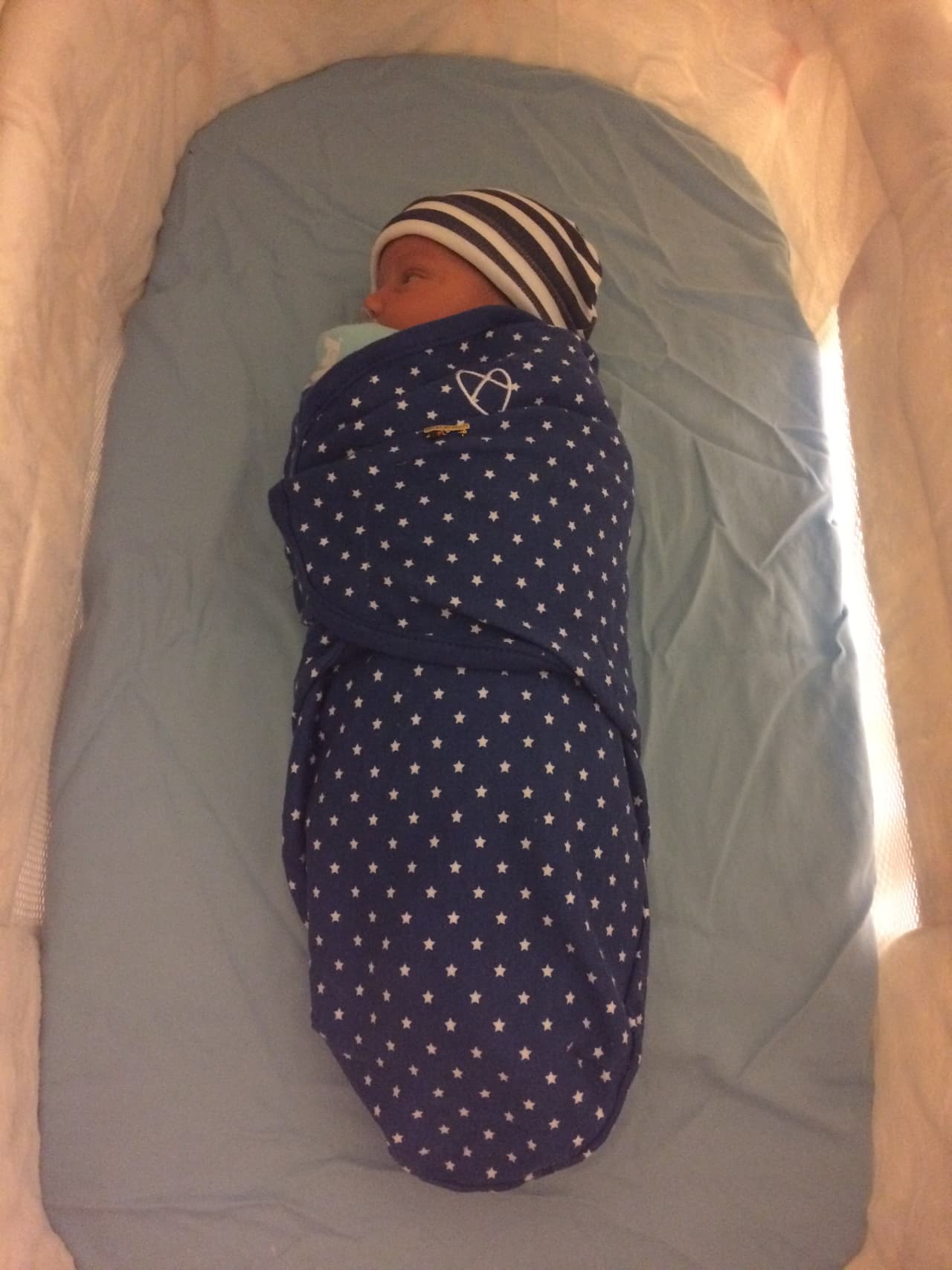 Carlitos confirmó la noticia del nacimiento de su bebito Sebastián en su cuenta de Instagram con una tierna foto que se volvió viral en las redes sociales.