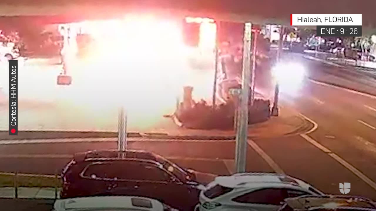 Video capta el momento en que un carro choca con una columna en una gasolinera en Hialeah