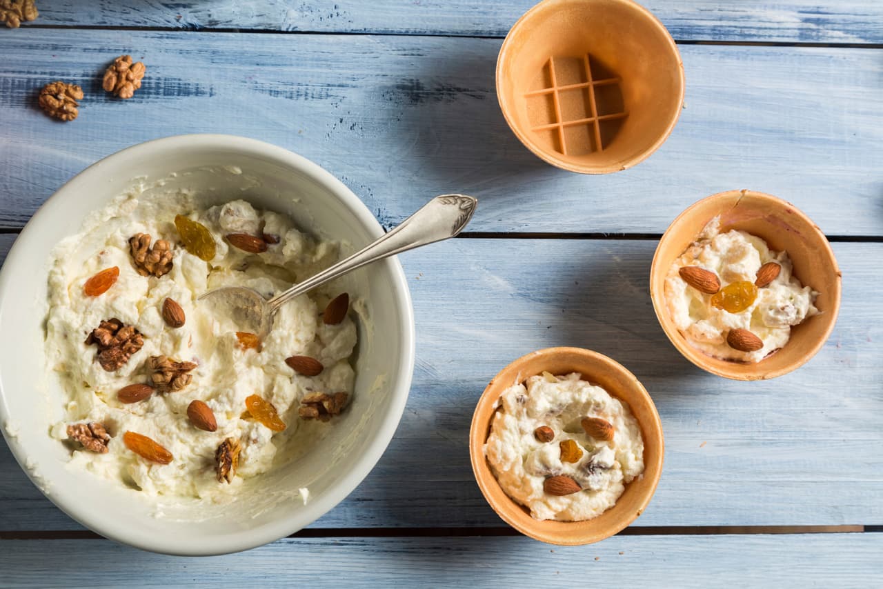 El toque especiado es muy recurrente para los helados con frutos secos, incluso puedes añadir los que más te gustan.