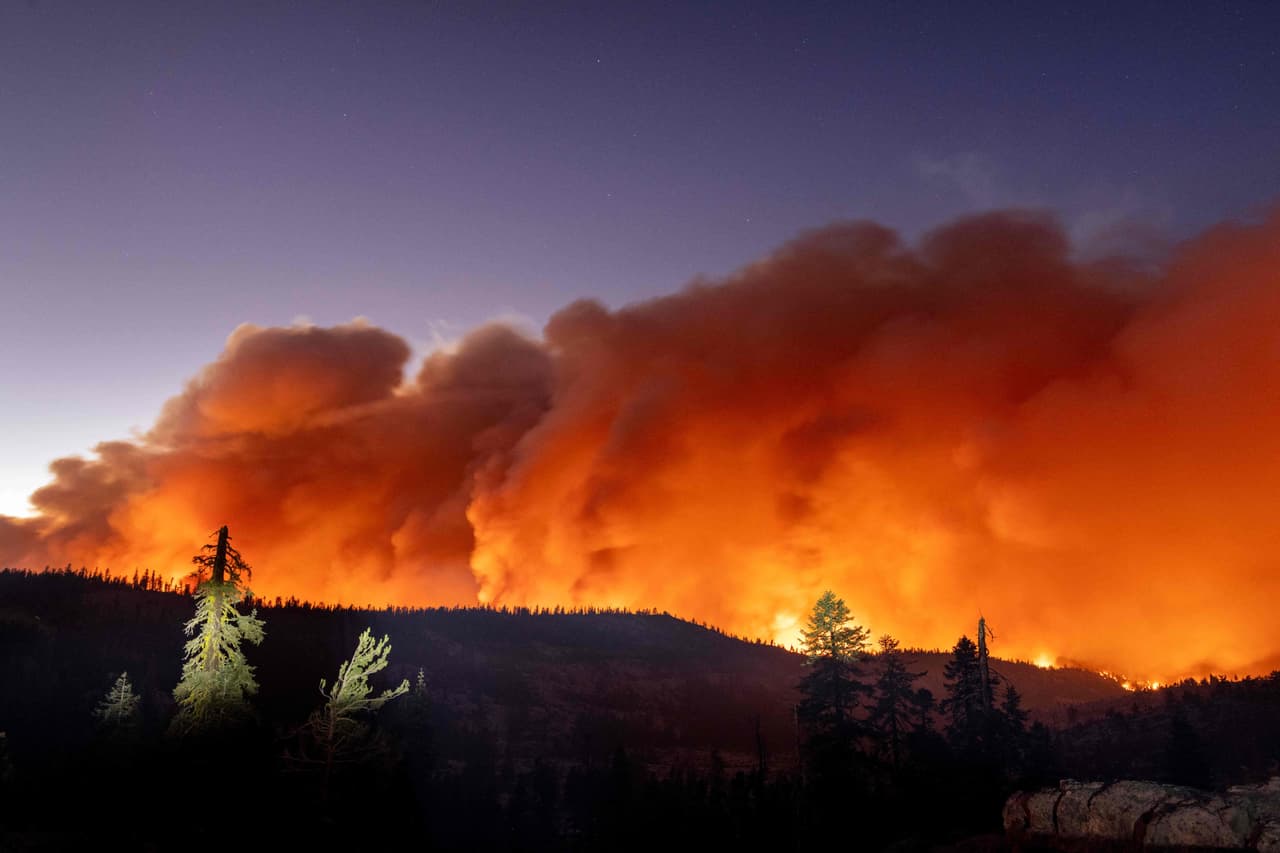 En el Bosque Nacional de 
<a href="https://www.fs.usda.gov/ltbmu/" target="_blank">Lake Tahoe Basin</a> actualmente el incendio Caldor se está propagando rápidamente y provocando la evacuación de miles de personas.