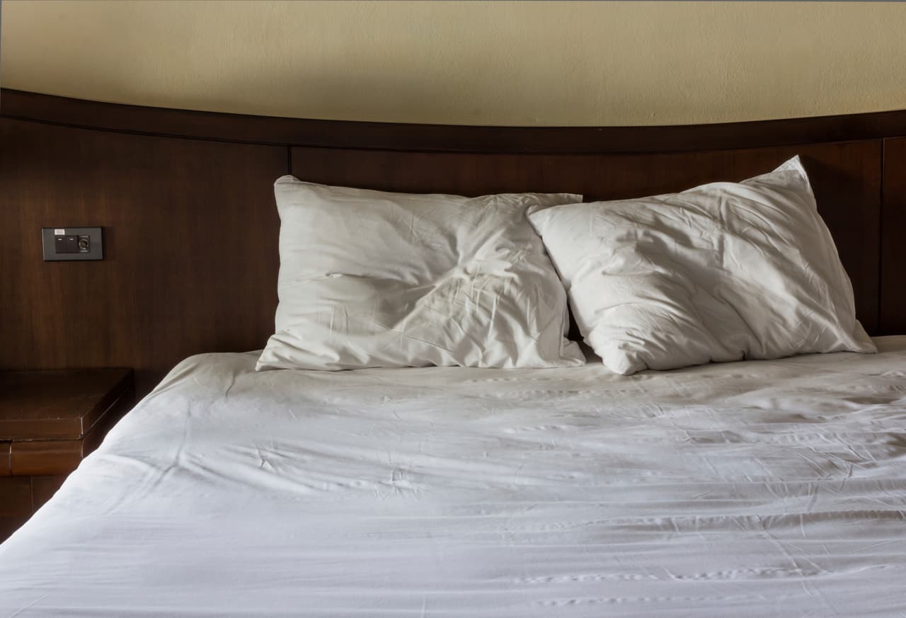 Antes de tirar o lavar las fundas de las almohadas, pásalas por las aspas de los ventiladores de techo.