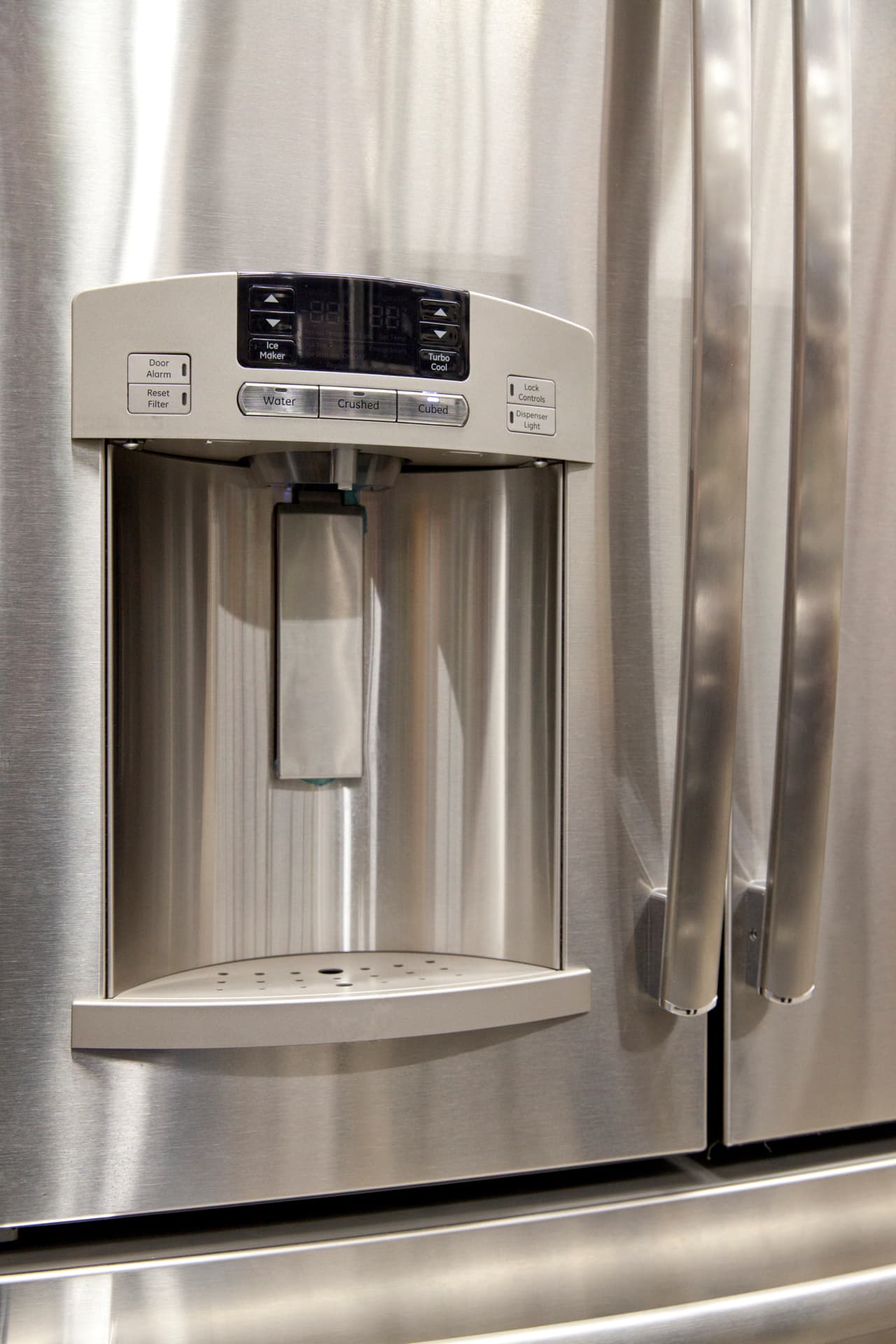 A veces el dispensador de hielo se queda lleno de bacterias. ¡Evítalo! Con un limpiador de vapor e hisopos puede quedar como nuevo.