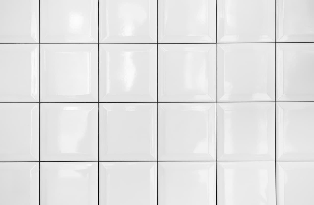 No permitas que la suciedad invada tu piso: con un poco de limpiador de inodoros que pases sobre él, bastará.