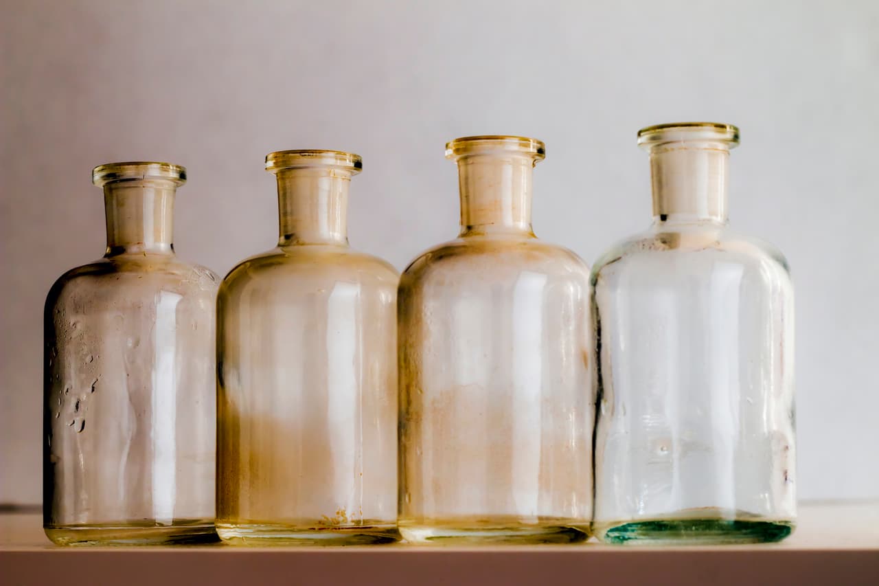 Si quieres restaurar las botellas o frascos de vidrio que tienes en casa, lávalos con sal gruesa, agua tibia y jabón.