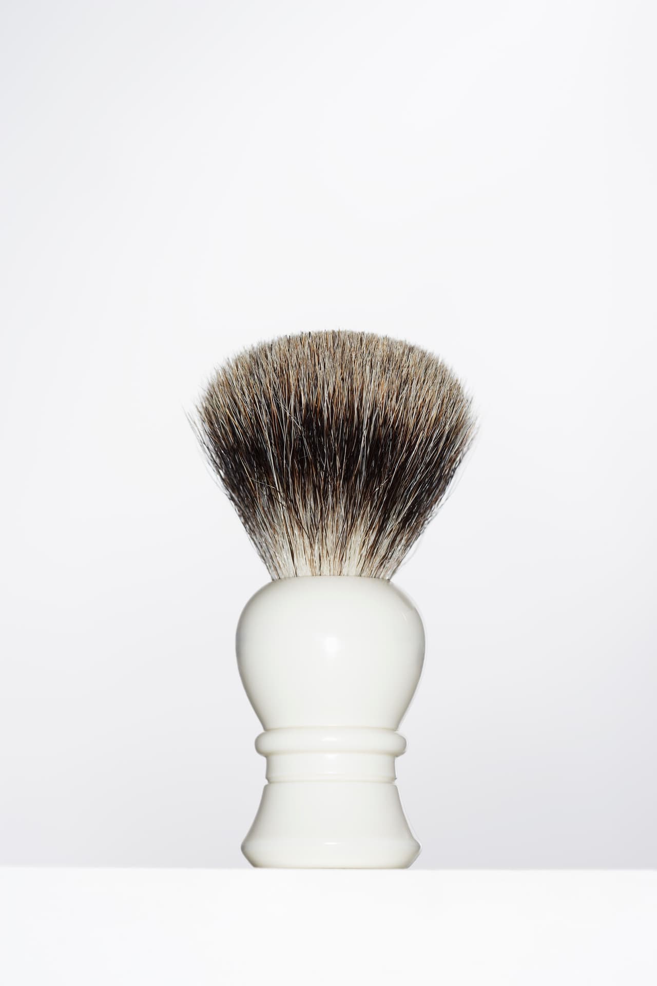 Las brochas de maquillaje que ya no uses puedes reutilizarlas para otras formas. Una de ellas es servir de polvero para limpiar las rejillas de ventilación de aparatos.