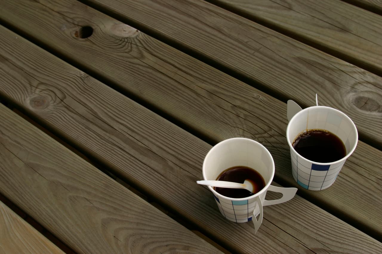 En las superficies de madera puedes poner pasta de dientes. Luego frota hasta ver desaparecer la mancha,