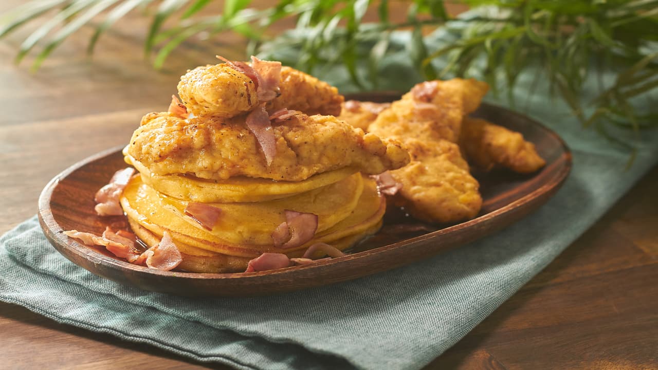 Hot cakes con dedos de pollo frito y tocino