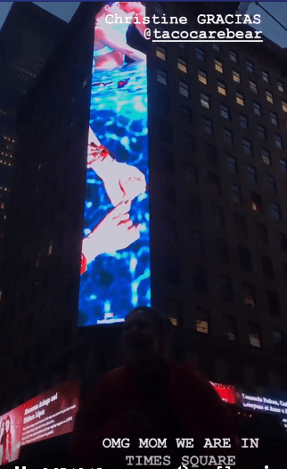 Emocionada, la actriz vio el anuncio que la seguidora pagó en Times Square,
<b> </b>pidiendo que se realice una serie de 'Juliantina' y reconociendo su labor y la de Bárbara López.