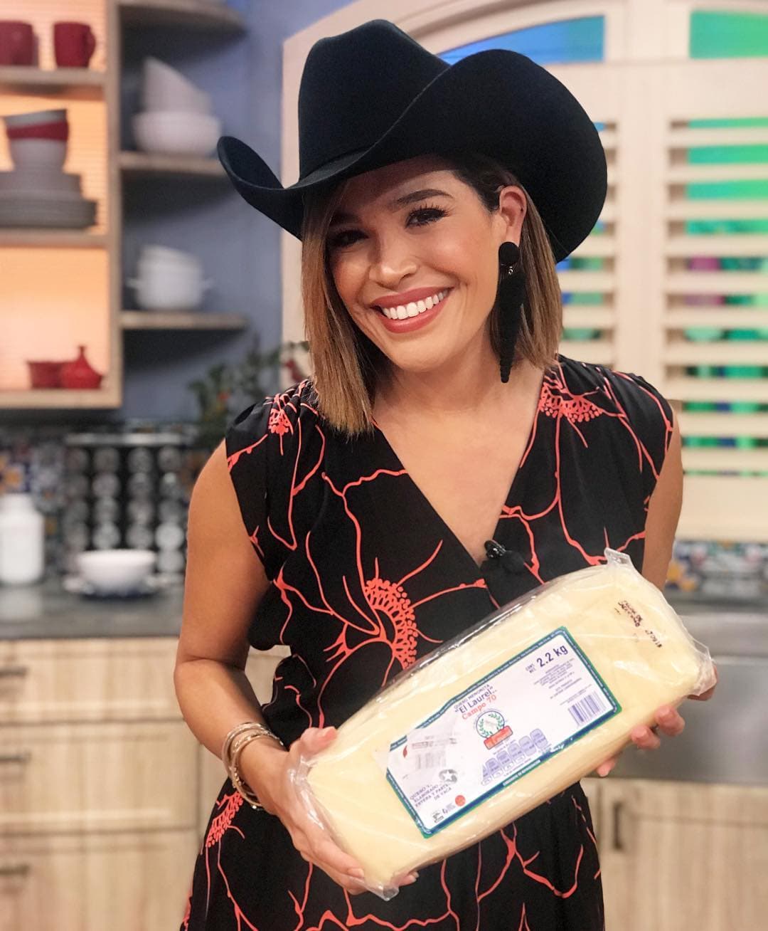 Karla Martínez es originaria de Chihuahua, México, en su etapa adolescente se mudó a El Paso, Texas, para estudiar comunicación y cumplir el sueño de estar frente a las cámaras. En esta fotografía la vemos presumiendo los regalos que le llevó una agrupación musical mexicana al programa: un queso de Chihuahua y un sombrero texano. Junto a esta foto escribió: “Arriba el norte. Qué bonito es Chihuahua”.
<br>