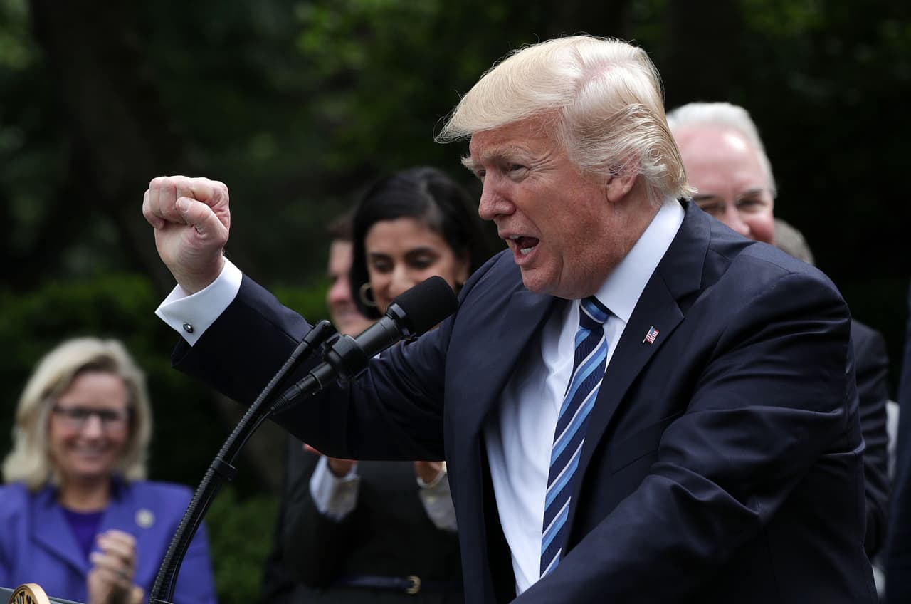 El 4 de mayo, Trump emitió una orden ejecutiva encargando a tres departamentos del gabinete que consideran una reglamentación nueva para “abordar las objeciones de conciencia del mandato de cuidado preventivo”.