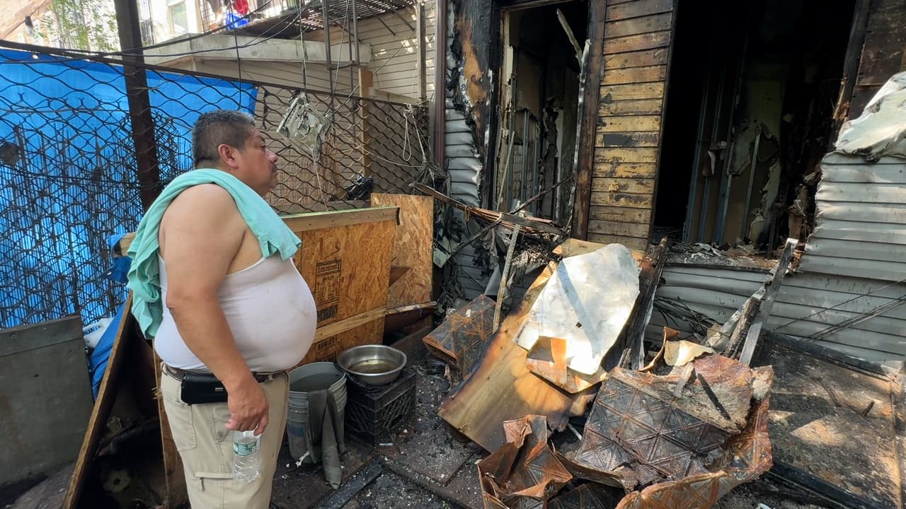 Según vecinos el siniestro 
<b>fue iniciado por una persona con aparentes problemas mentales.</b>
<br>