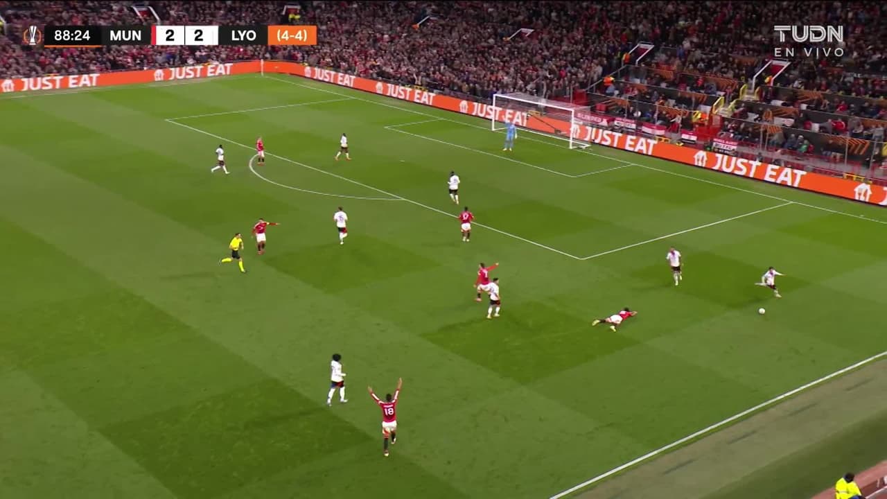 ¡Tarjeta Roja! Corentin Tolisso recibe la segunda amarilla y se va del juego.