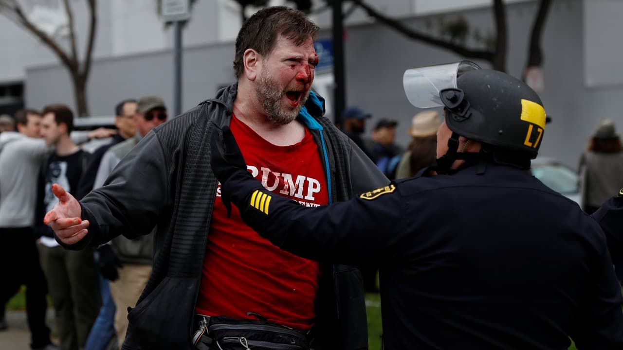 Estalla la violencia en manifestación a favor de Trump en California