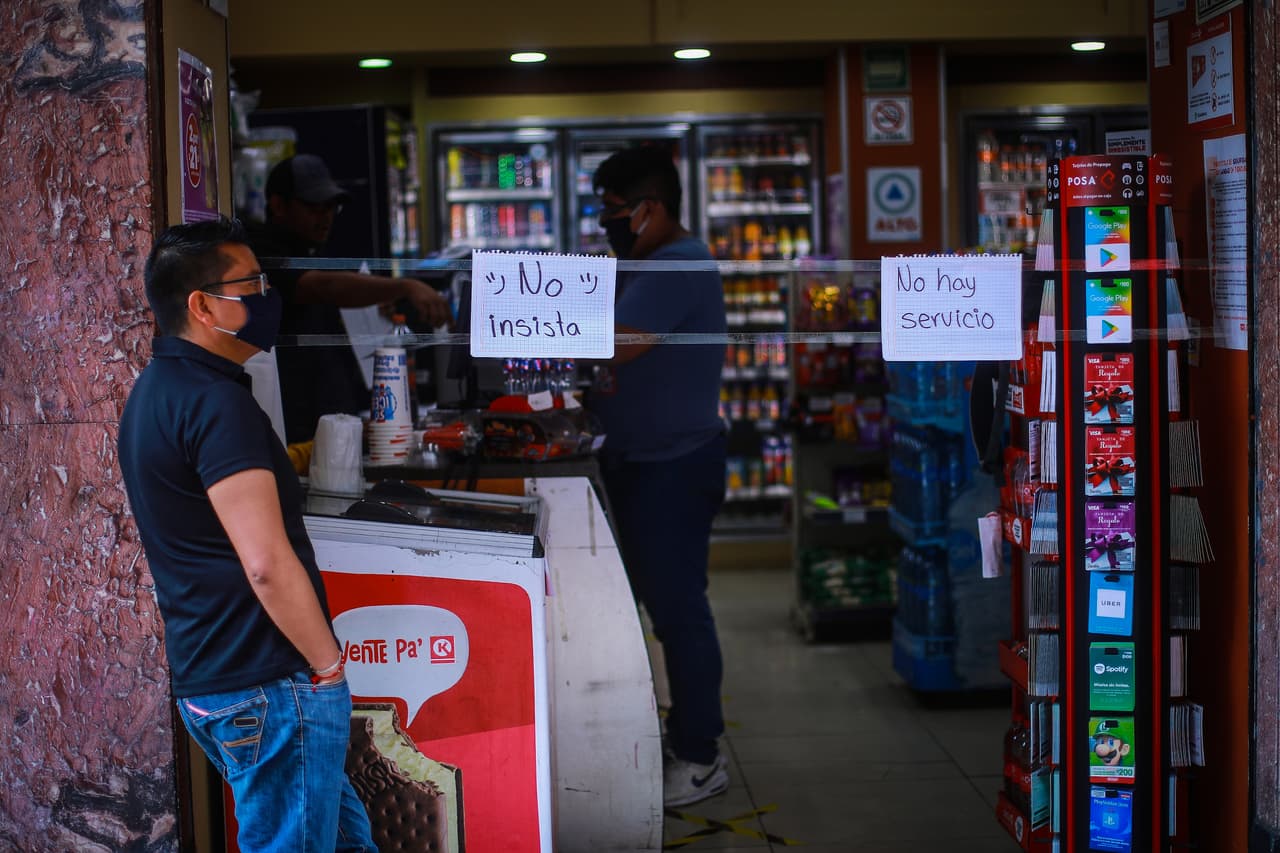 Los carteles que dicen "No insista" y "No hay servicio" se muestran afuera de una tienda en el centro de la Ciudad de México, debido a las restricciones impuestas pr la pandemia.
<br>