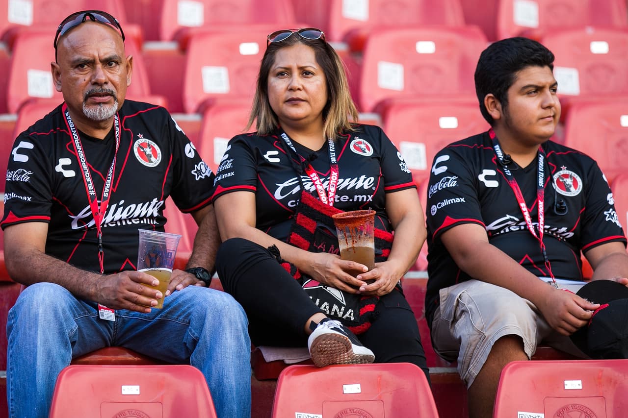 Los aficionados de Xolos de Tijuana aguardan el inicio del partido contra Chivas de Guadalajara por la jornada 1 del Apertura 2018 de la Liga MX.