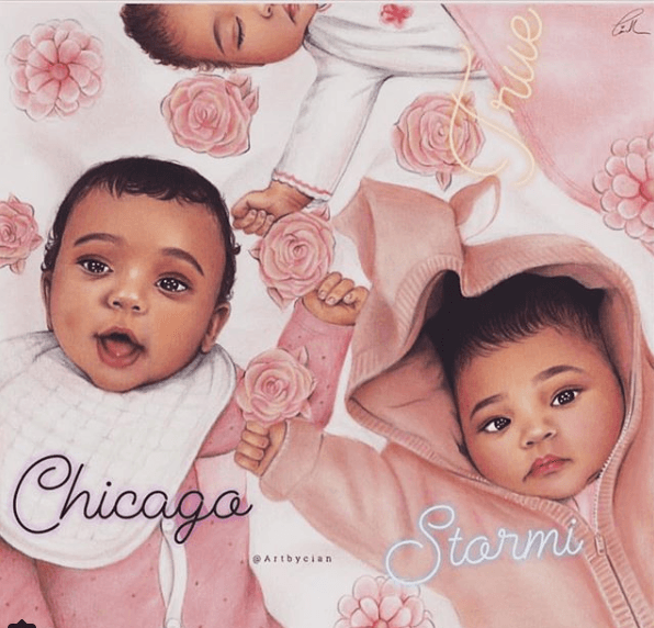 Aquí están los nuevos bebés de la familia Kardashian: Chicago, Stormi y True en un dibujo que le regalaron a Khloé y que compartió en su Instagram. En él aparecen Chicago, hija de Kim; Stormi, la pequeña de Kylie; y True, de Khloé. Las tres bebés, al igual que sus mamás, ya son muy famosas en las redes sociales.