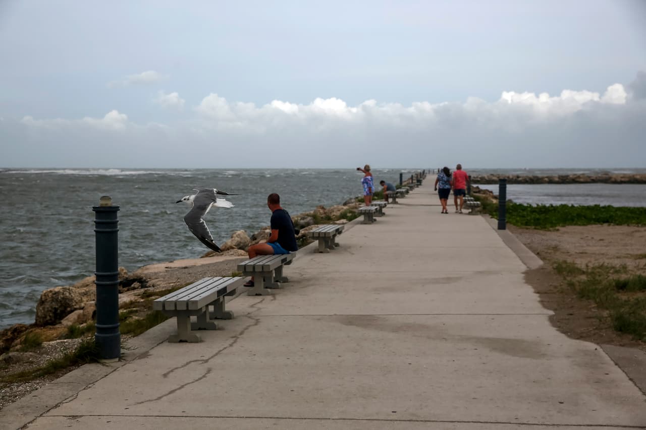Según dijeron las niñas de 15 años, las obligaban a captar clientes borrachos en Las Olas Boulevard en Fort Lauderdale.