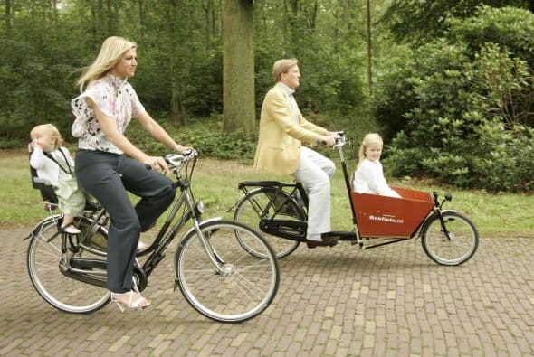 Catharina-Amalia es la hija del rey Willem Alexander y su esposa la reina Máxima. Willem ascendió al trono en 2013, luego de la abdicación del trono por parte de su madre, la reina Beatriz.La princesa de Orange, la mayor de tres hermanas, a sus 11 años va a un colegio público, practica judo, jockey, le encanta la actividad hípica y habla perfectamente holandés, español e ingles.Y aunque sus apariciones públicas por el momento son limitadas, sus papás se aseguran de incluirla en las actividades tradicionales y necesarias para su formación como futura reina.