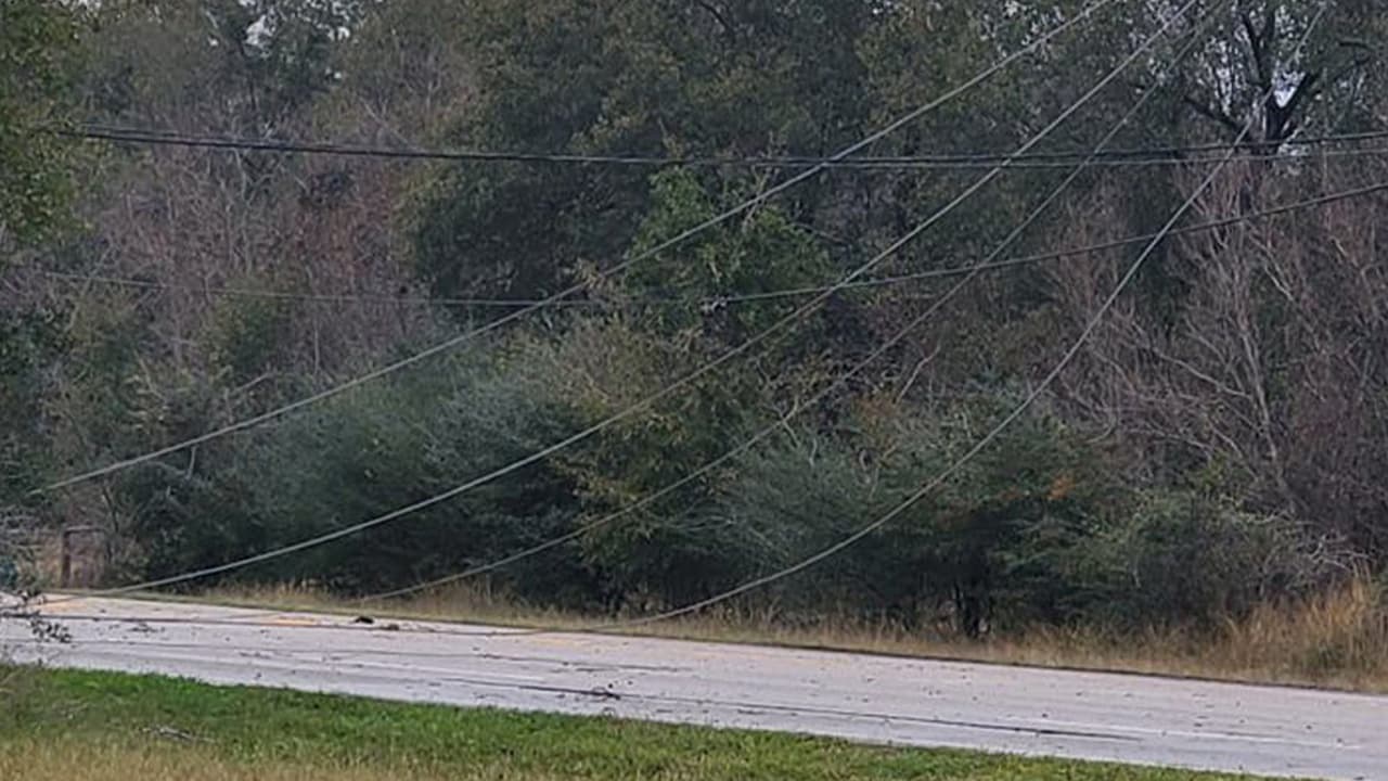 Miles de residentes se quedaron 
<a href="https://www.univision.com/local/houston-kxln/momento-en-el-que-tormenta-nos-deja-sin-servicio-electrico-residente-de-houston-video">sin servicio eléctrico</a> y para las 3:37 pm de este domingo, más de 5,000 clientes de Center Point seguían sin luz.