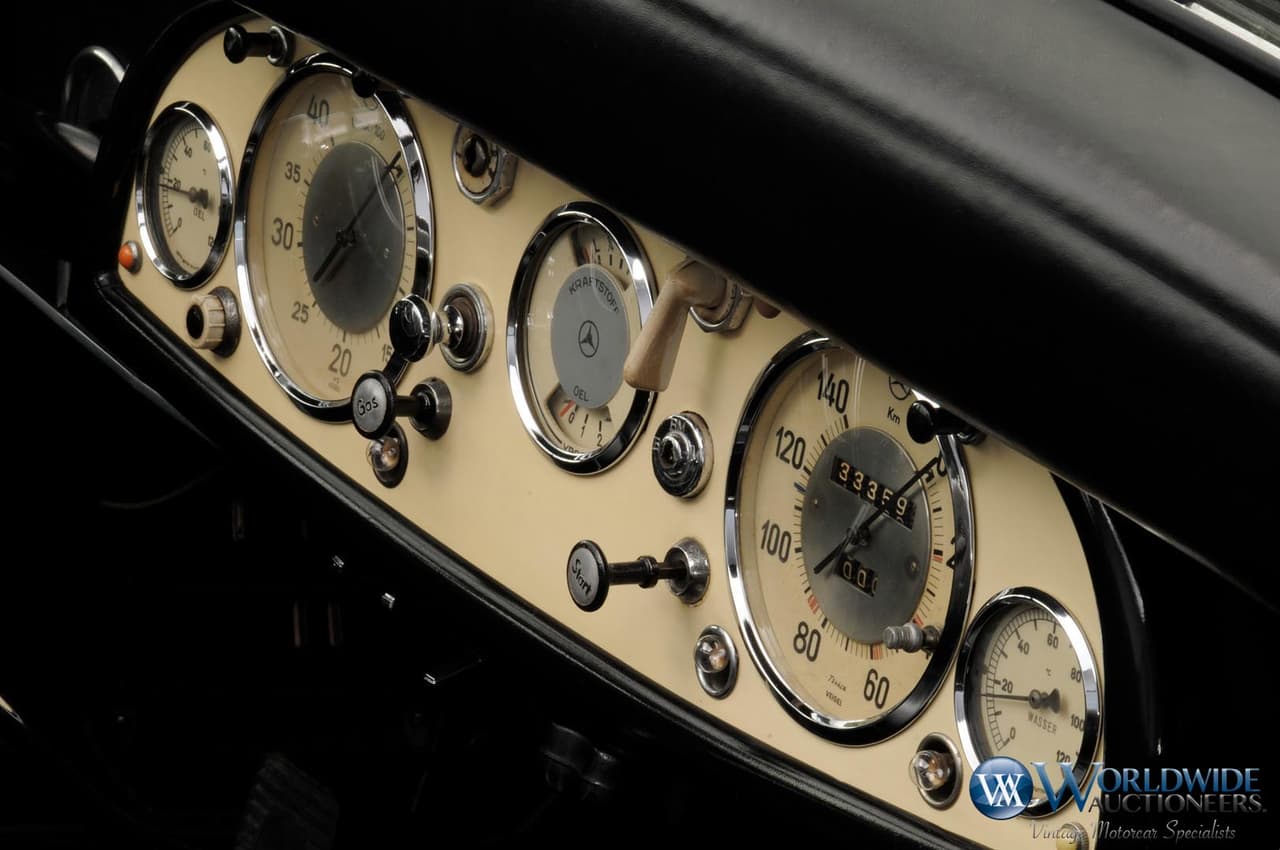 Esta es la primera vez en que el Mercedes-Benz 770K Grosser Offener Tourenwagen que utilizó Hitler y que ha sido propiedad de
<b> 9 dueños distintos </b>durante los últimos 78 años, será ofrecido en subasta pública. Worldwide Auctioneers la casa encargada de llevar a cabo la subasta, hace suyas las palabras que acompañan la muestra del Mercedes-Benz del nazi Hermann Göring en el Museo de Guerra Canadiense en Ottawa, Ontario: 
<br>
<br>“El propósito de esta muestra no es glorificar a Hitler o a sus políticas destructivas, no. El proósito es mostrar uno de los carros más excepcionales del siglo XX, un carro construido por gente talentosa que representa el pináculo en materia de mano de obra. Pero es también en homenaje al espíritu de lucha del soldado estadounidense que nos enorgullese mostrar esta obra maestra qe fue propiedad de un dictador caido. Y sobre todo lo demoas, esta muestra debe servir como un recordatorio nunca más debemos permitir que la maldad que este auto representa vuelva a repetirse".
<br>
<br>El 10% de la venta del automóvil será donada y usada para la 
<b>educación </b>sobre las causas que llevaron a la ocurrencia del Holocausto y como prevenir efectivamente atrocidades similares en el futuro.