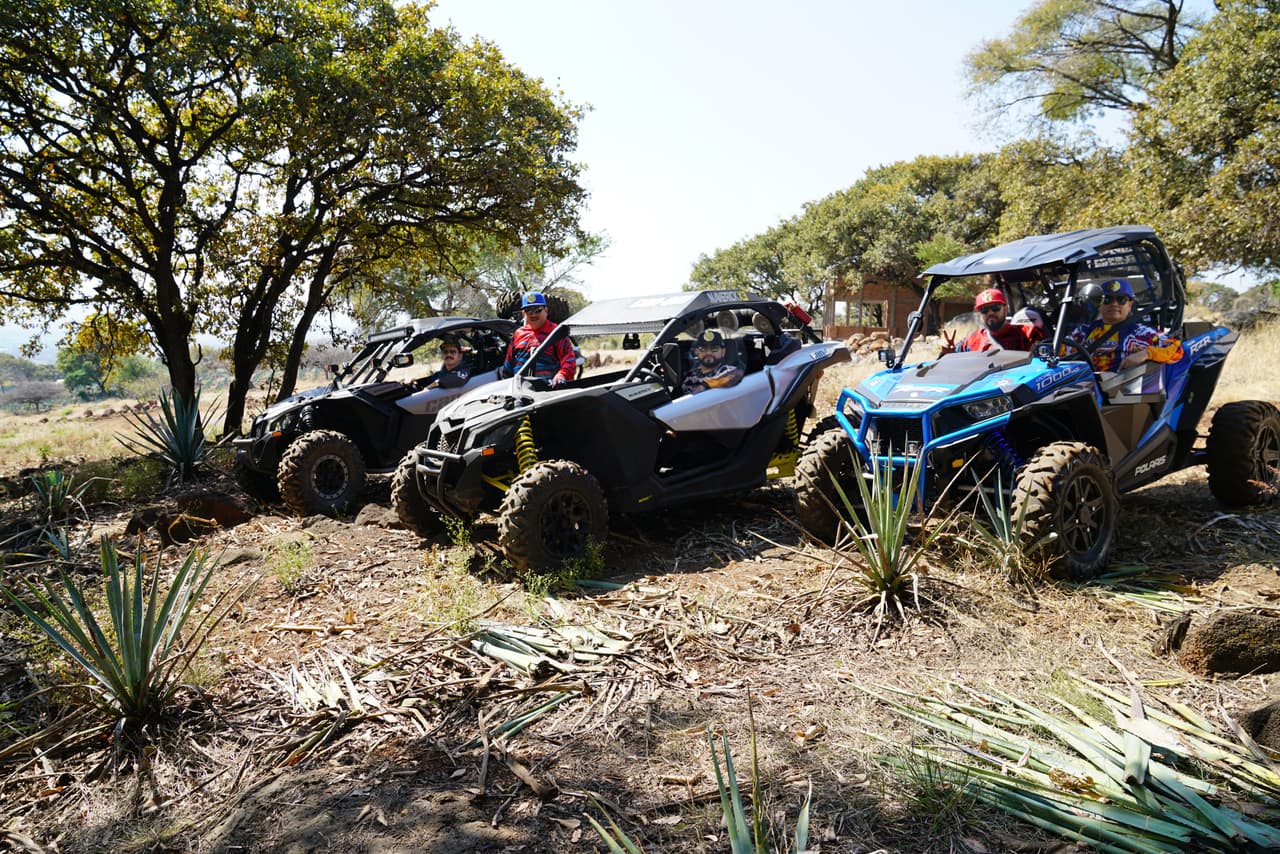Luego de varias horas grabando y cargados de adrenalina, los músicos hicieron un alto para descansar y esperar las nuevas indicaciones del director.