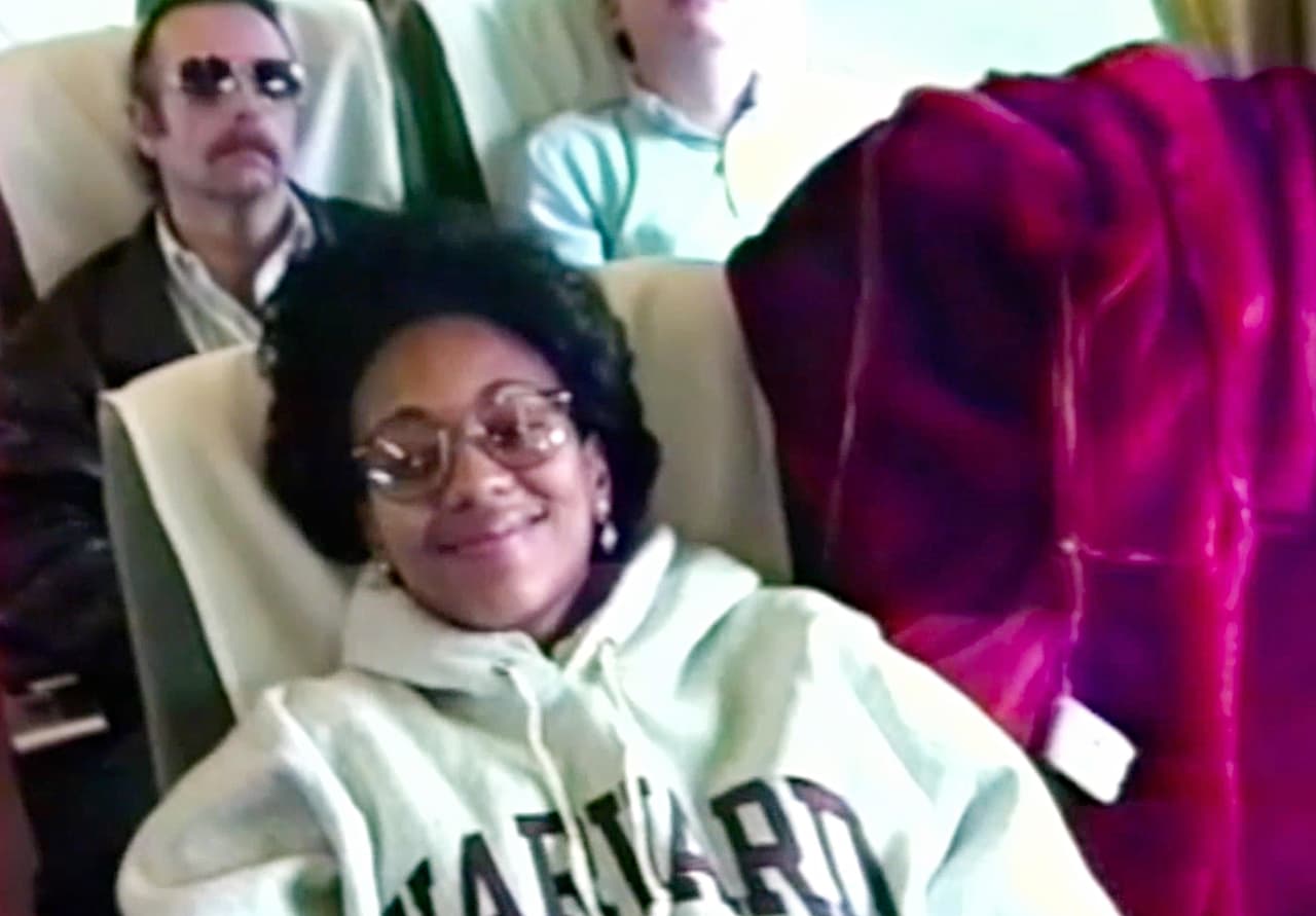 A pesar de los problemas, Robyn Crawford continuó siendo la directora creativa de Whitney hasta el año 2000, reportó 
<a href="https://www.vanityfair.com/hollywood/2012/06/whitney-houston-death-bathtub-drugs-rehab" target="_blank">Vanity Fair</a>.