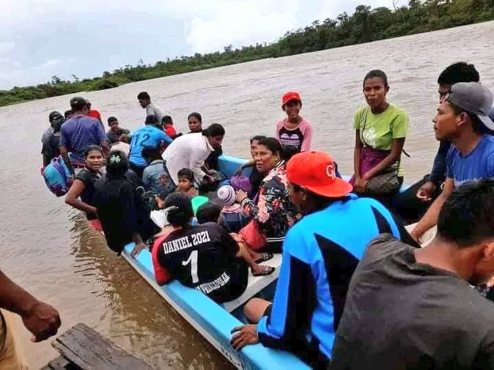 Familias de la comunidad de Ariswatla siendo evacuadas antes de la llegada del huracán Julia.