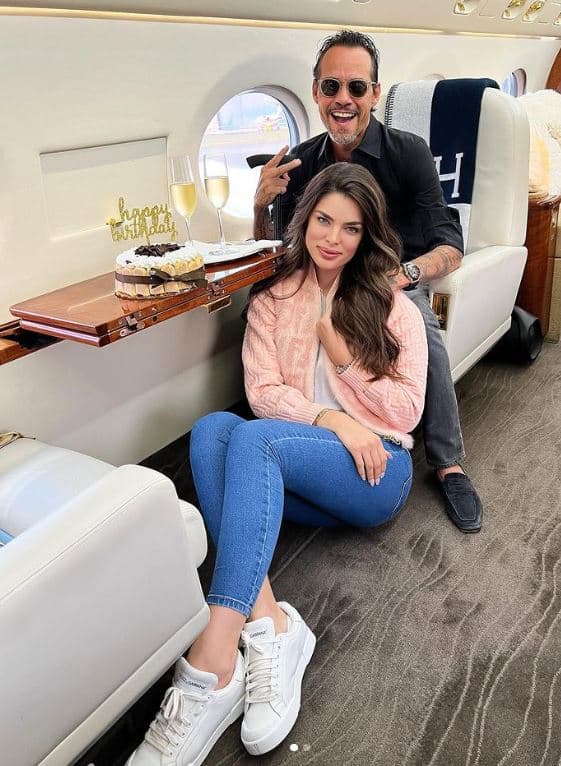 La pareja se comprometió en mayo pasado. Aún no han dicho la fecha de la boda, sin embargo, gritan su amor a los cuatro vientos. 
<br>