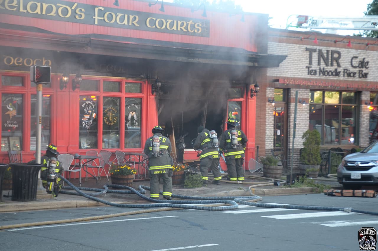 Los bomberos recibieron una llamada a las 6:45 pm sobre un vehículo estrellado contra un edificio. El accidente provocó un incendio en el bar Ireland Four Courts en el barrio de Courthouse.