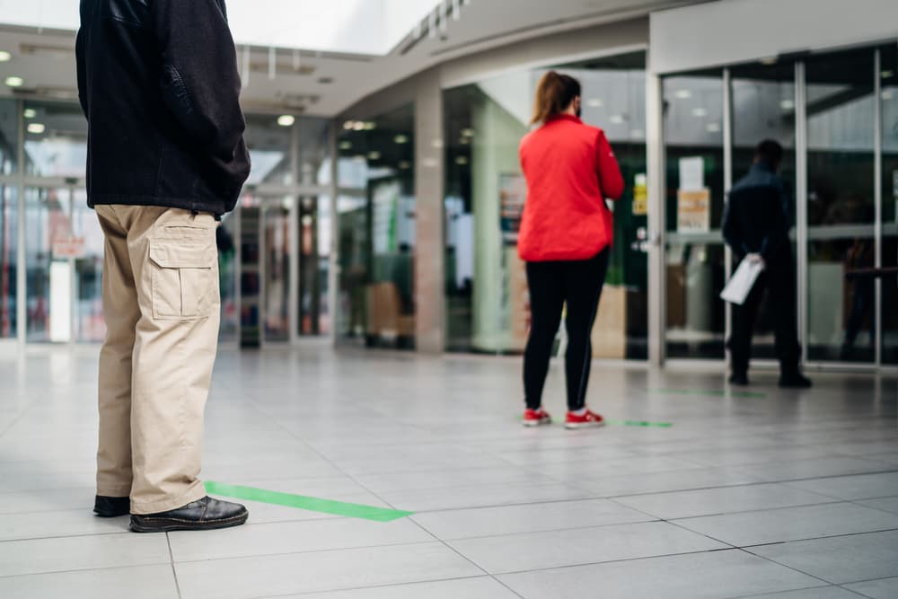 Si sales, recuerda siempre tomar la sana distancia de estar mínimo metro y medio separado de otras personas y usa siempre tu máscara triple capa, cubriendo tu nariz y boca.