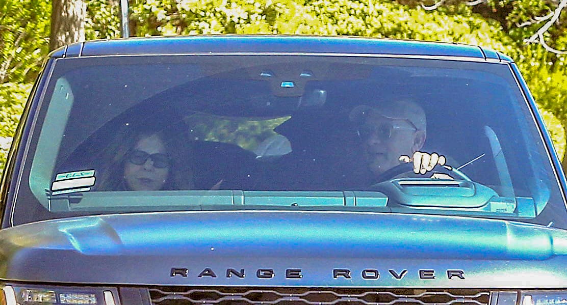 "Estamos en casa ahora y, como el resto de Estados Unidos, 
<b>seguimos refugiándonos y distanciados </b>socialmente", publicó Hanks el sábado 
<b><a href="https://twitter.com/tomhanks/status/1243974982494908419" target="_blank">a través de Twitter</a></b>. 
<br>