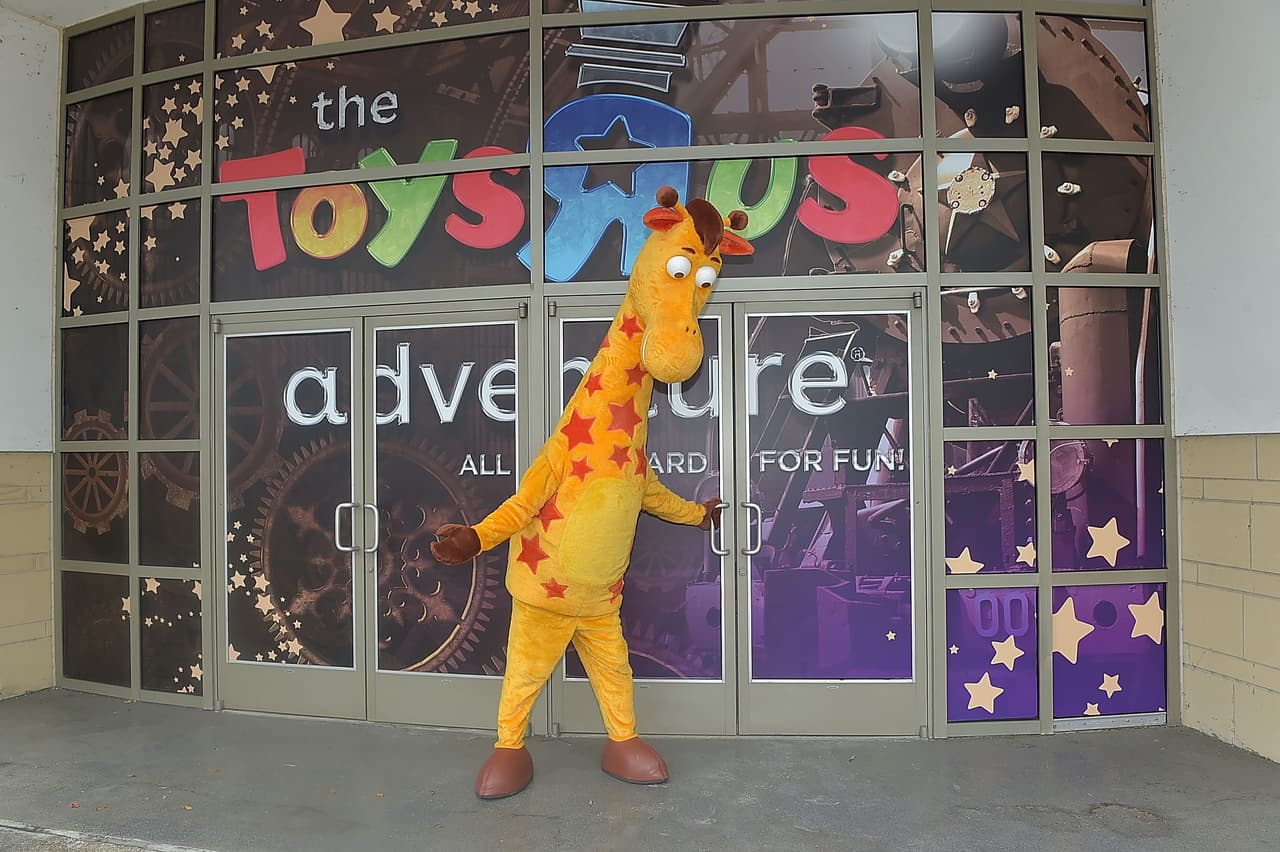 <b>Toys R Us. </b>En la década de 1990 esta cadena controlaba la cuarta parte del mercado mundial de juguetes en sus más de 1,500 tiendas. La suerte de la empresa cambió en el siglo XXI cuando se vio afectada por las nuevas preferencias del mercado y las ventas en línea. En 2017 se declaró en bancarrota, con una deuda de 5,000 millones de dólares. Luego anunció que cerraría todas sus tiendas.