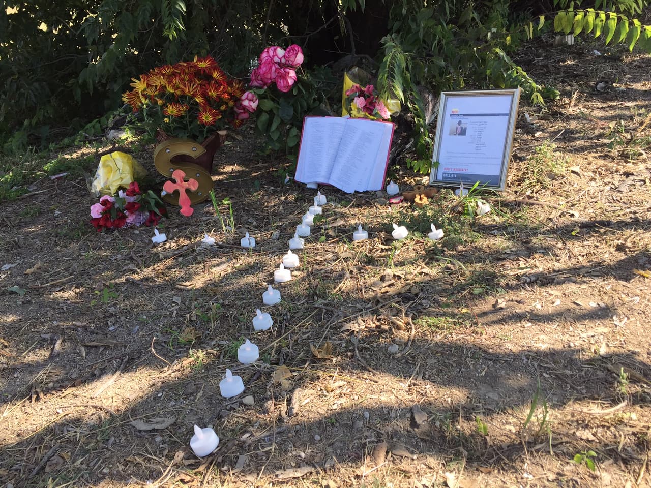 Se improvisó un altar en el lugar en el que, según su padre, había desaparecido Sherin.