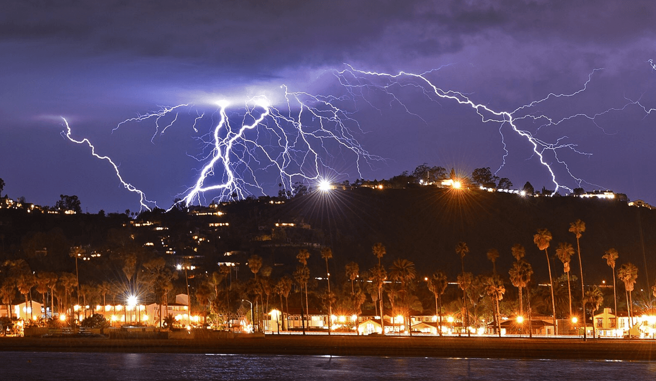 Muchos clientes que visitaron la gasolinera Village en Montecito dijeron que no van a evacuar, de acuerdo con Ray Dunham, quien trabaja allí. "A nadie le está dando pánico", dijo. "Ellos creen que la orden es demasiado exagerada".