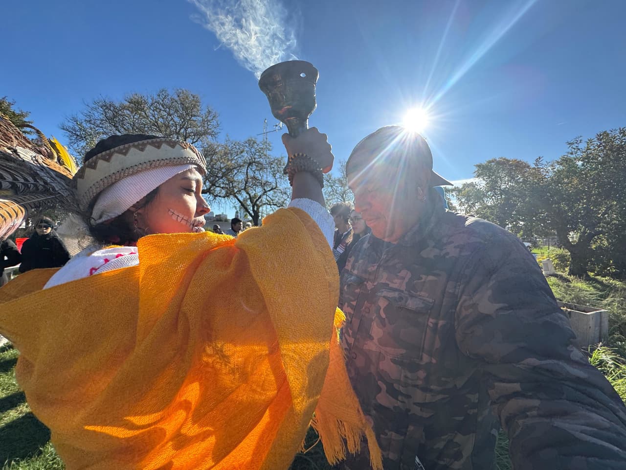 Y como resume una de las voces de la ceremonia, el significado de esta práctica va más allá del recuerdo.
<br>
<br>“Si esta tradición puede seguir por cientos de años,
<b> yo puedo seguir por estos días difíciles. Yo puedo persistir, yo puedo danzar.</b> Lo único que tengo que pensar es en mi tradición y en los pasos. Nada más sigue los pasos, no pienses en nada más; te distrae de todo lo negativo que hay ahorita.”
<br>