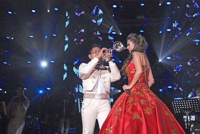 El disco "Emociones" incluyó versiones rancheras de los temas "Burbujas de amor", interpretado por Juan Luis Guerra, así como "La camisa negra", tema que diera a conocer el colombiano Juanes.