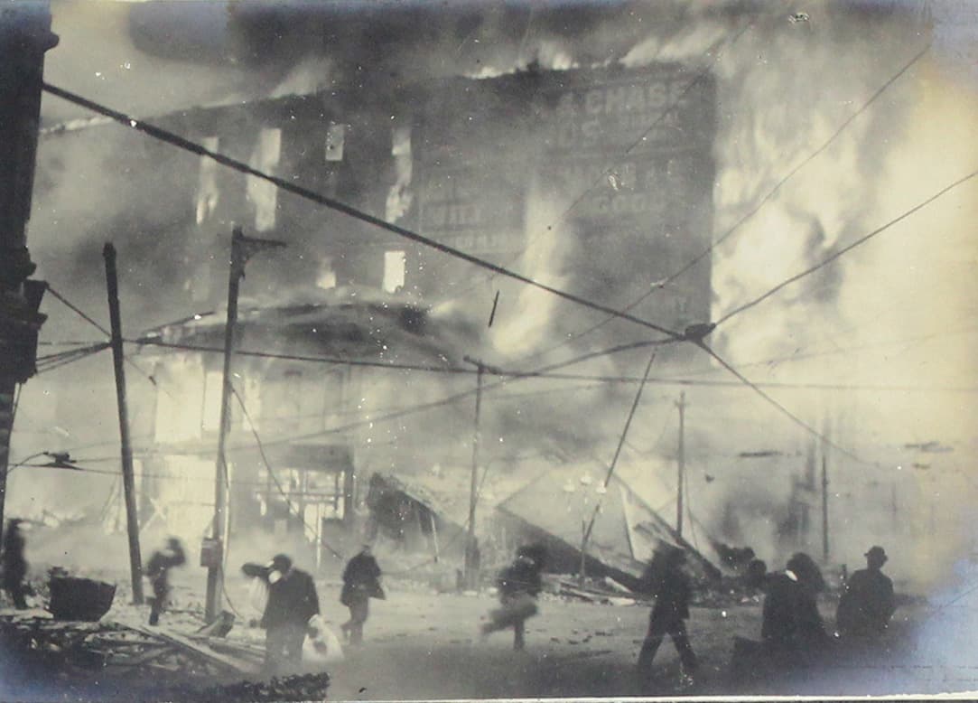 En esta imagen se ve cómo los residentes de San Francisco huyen mientras un incendio consume un edificio.