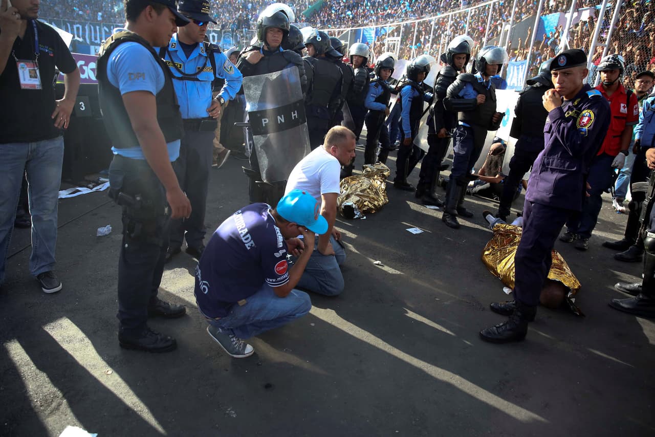 Al menos cuatro personas mueren en una avalancha humana en un estadio de fútbol en Honduras