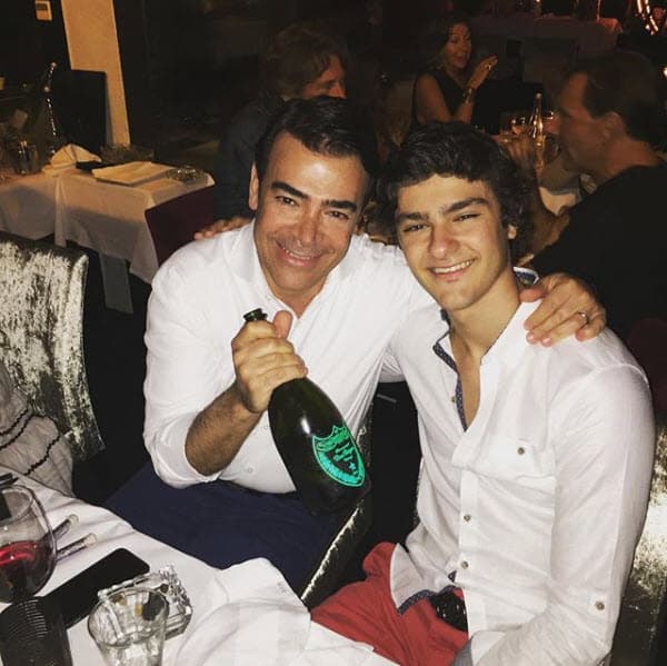 Toño Mauri es un actor, empresario y cantante mexicano que tuvo gran auge en la década de 1990.