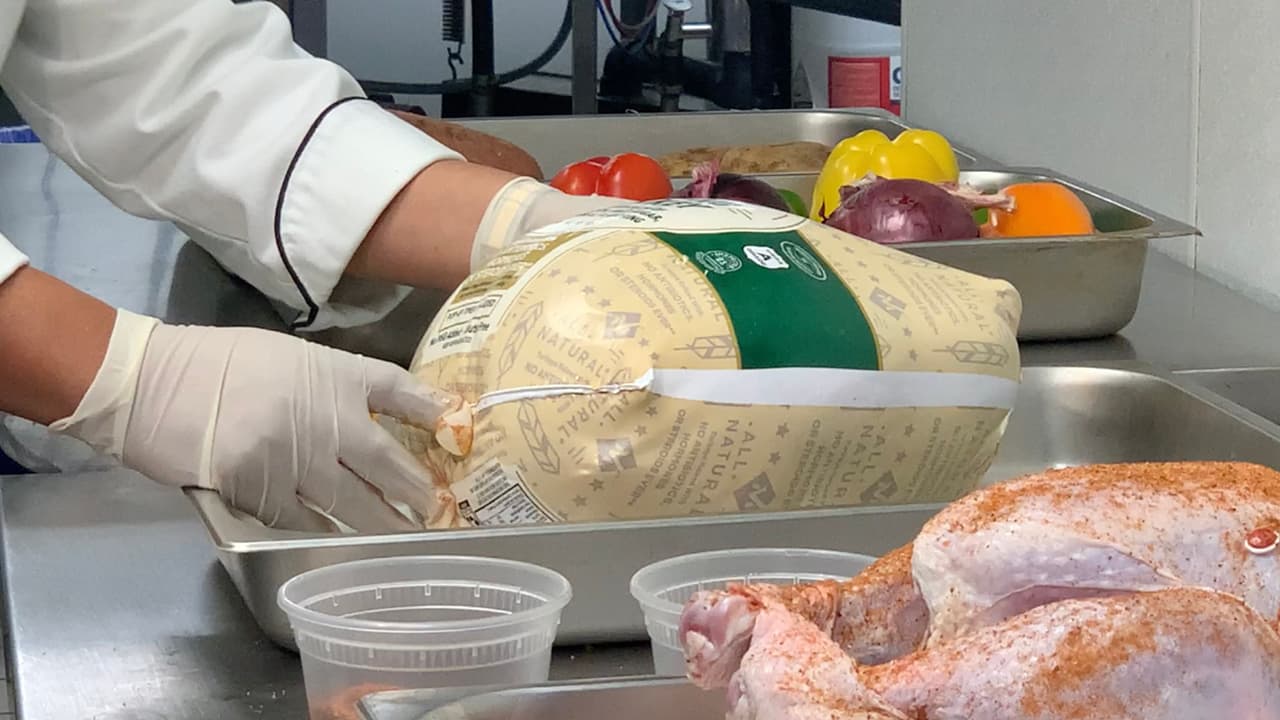 De acuerdo con los Centros para el Control y Prevención de Enfermedades (CDC), 
<a href="https://www.cdc.gov/foodsafety/communication/holiday-turkey.html#:~:text=Cook%20Turkey%20to%20a%20Safe%20Temperature,-To%20roast%20a&text=Place%20the%20completely%20thawed%20turkey,temperature%20of%20165%C2%B0F." target="_blank">el pavo puede contener Salmonella, Clostridium perfringens, Campylobacter y otros microbios</a>.