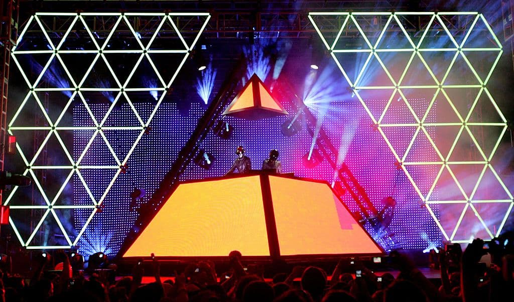 Sus co fundadores Rick Van Santen y Paul Tollett tenían la idea de un concierto inspirado en eventos europeos, peros su primeros intentos desde 1993 a 1999 de los conciertos había dejado lesiones agridulces por los desastrosos sucesos marcados por violencia en la audiencia.
<br>